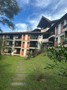 un immeuble d'appartements avec une cour d'herbe devant. dans l'établissement Apartamento Aconchegante, à Santa Cruz do Sul 11 autres photos