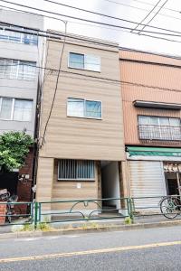 un edificio al costado de una calle en Hiro Yanaka hotel, en Tokio