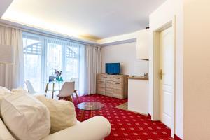 un soggiorno con un divano e un tavolo di Strandhaus Claassen 09 a Ahrenshoop