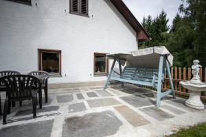 a blue bench and chairs on a patio at Waldviertel Auszeit - Lichtung im Wald - Alleinlage in Scheiben