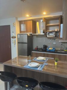 a kitchen with a counter with plates on it at Condominio Irala in Santa Cruz de la Sierra