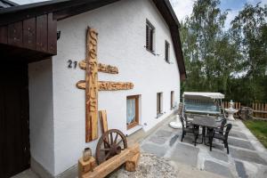 a building with a wooden cross on the side of it at Waldviertel Auszeit - Lichtung im Wald - Alleinlage in Scheiben