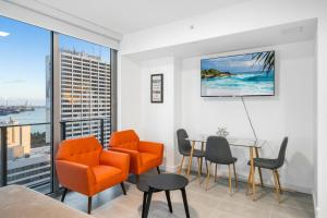 TV a/nebo společenská místnost v ubytování Heart of downtown Miami Studio POOL & GYM + 45 fotografií