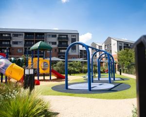 un parco con un parco giochi con uno scivolo di Cityescapes 2F in Waterfall Midrand - Beautiful self catering 2 bedroom unit next to Kyalami Racetrack with free WiFi swimming pool gym and restaurant - Perfect for a small family a Midrand