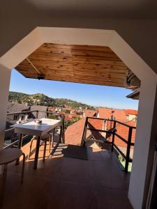 balcone con tavolo e vista di Iza Bella a Braşov Altre 6 foto