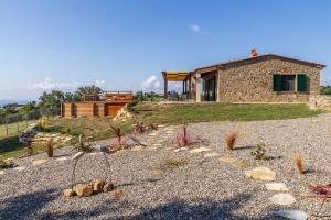 a stone house on top of a hill at Agriturismo Ornelleta in Scansano
