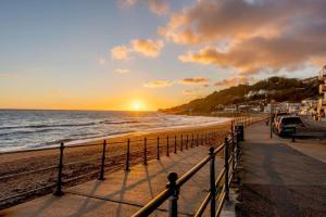 una puesta de sol en una playa con una valla en 2 Bed in Ventnor oc-e32619, en Ventnor