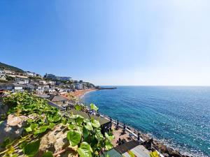un grupo de personas en una playa cerca del océano en 2 Bed in Ventnor oc-e32619, en Ventnor