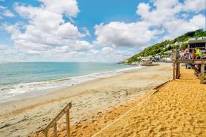 una playa de arena con el océano al fondo en 2 Bed in Ventnor oc-e32619, en Ventnor