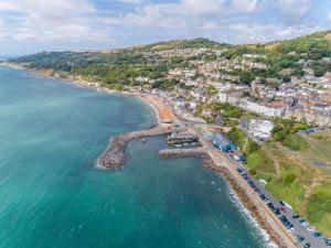 Una vista aérea de una playa con edificios y el océano. en 2 Bed in Ventnor oc-e32619, en Ventnor 4 fotos más