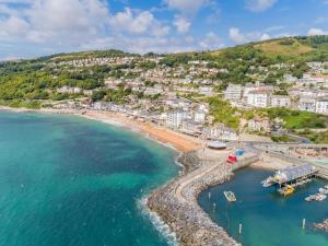 una vista aérea de una playa en una ciudad costera en 2 Bed in Ventnor oc-e32619, en Ventnor