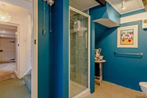 Ένα μπάνιο στο 4 Bed in Two Waters Foot oc-f27331 +24 φωτογραφίες