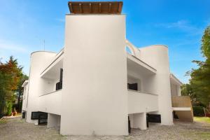 un edificio blanco con una torre en Villa delle Gazze by BarbarHouse, en Campomarino