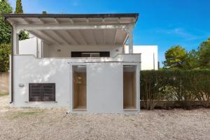 Casa blanca con puerta abierta en Villa delle Gazze by BarbarHouse, en Campomarino
