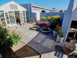 einen Garten mit Topfpflanzen auf einer Terrasse in der Unterkunft Philidelphia Rest in Walvis Bay + 2 Fotos