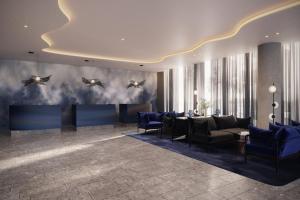 eine Lobby mit blauen Möbeln und Vögeln an der Wand in der Unterkunft Crowne Plaza Geelong by IHG in Geelong