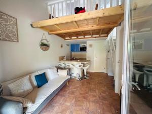 un salon avec un canapé et une table dans l'établissement Villa T2 à 100m de la plage, piscine, tennis, à Saint Cyprien Plage