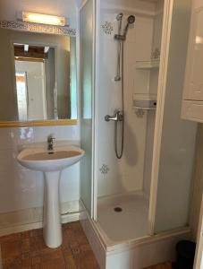 une salle de bain avec douche et lavabo dans l'établissement Villa T2 à 100m de la plage, piscine, tennis, à Saint Cyprien Plage