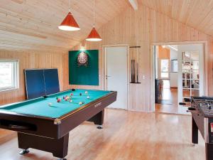 Piljardilaud majutusasutuses 14 person holiday home in Idestrup-By Traum
