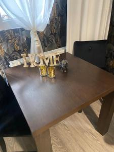 un tavolo di legno con un cartello che dice amore di Golden House Apartments a Cluj-Napoca