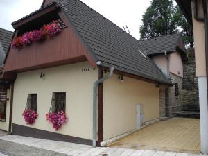 uma casa com flores ao lado dela em Star em Poprad