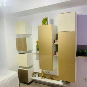 una stanza con un frigorifero e delle scatole sul muro di Golden House Apartments a Cluj-Napoca