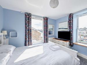 En eller flere senge i et værelse på 3 Bed in Brixham BX039