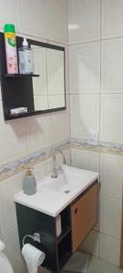 Et badeværelse på Aluguel casa azul + 10 billeder