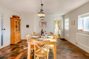 une salle à manger avec une table et des chaises en bois dans l'établissement The Mill House, à Hindolveston
