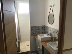 a bathroom with a sink and a mirror at Havre de paix avec 2 chambres et salle de bain in Claix +5 photos