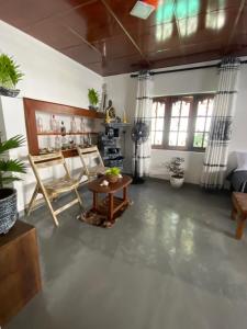 Гостиная зона в Zyon Bay Hostel Hiriketiya - Surf, Sun & Smile