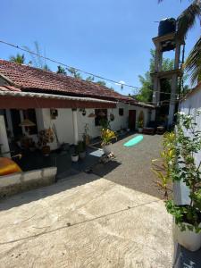 Сад в Zyon Bay Hostel Hiriketiya - Surf, Sun & Smile