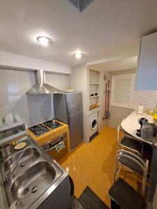 une cuisine avec un évier et une cuisinière dans l'établissement Casa Anna, à Capri