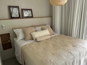 a bedroom with a bed with white sheets and pillows at Diamantino Residence 27 -Refúgio, luxo e conforto em Mucugê in Mucugê +41 photos