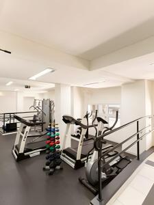 un gimnasio con varias cintas de correr y máquinas de cardio en Vanguard Ipiranga, en São Paulo