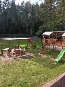 un parque infantil con mesa de picnic y tobogán en Lesnoy holiday home, en Vilna