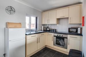 ホーニングにあるMarina Outlookのキッチン(白い家電製品、白い冷蔵庫付) +9枚の写真