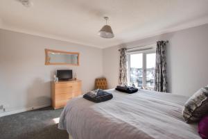 ホーニングにあるMarina Outlookの大きなベッドと窓のある寝室