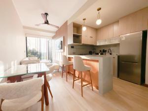 a kitchen and living room with a table and chairs at Alma Residence in Pucallpa