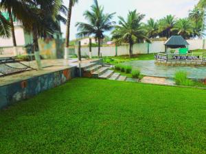 Afbeelding uit fotogalerij van LLOYDS BEACH RESORT and SPA in Kokrobite