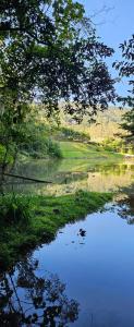una vista di uno specchio d'acqua con alberi di Chalés do Lago a Pomerode