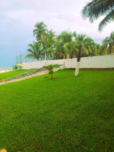 Afbeelding uit fotogalerij van LLOYDS BEACH RESORT and SPA in Kokrobite