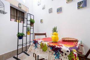 a table with a yellow vase on top of it at Regina Reginella in Siracusa