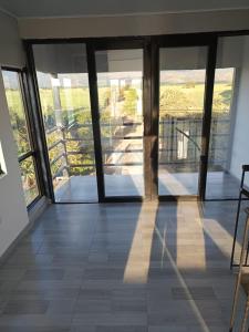 an empty room with glass doors and a balcony at Rent Smart Palmira - Tranquilidad y Comfort in La Italia