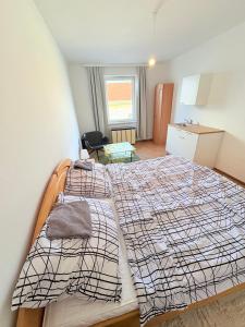 un dormitorio con una cama en una habitación en Beenie, en Linz