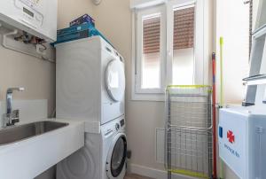 a laundry room with a washing machine and a sink at Hospital Cruces Metro Bec in Barakaldo