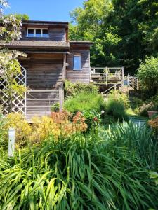 a log cabin in the middle of a garden at Sherwood in Étretat