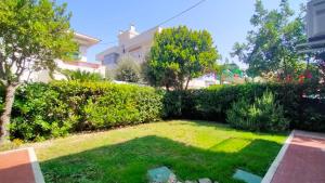 a garden in the middle of a building at Appartamento trilocale cod 462 in Marcelli