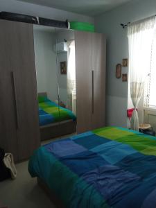 une chambre avec un grand lit et un miroir dans l'établissement Appartamento Bisa Queen, à Bisacquino