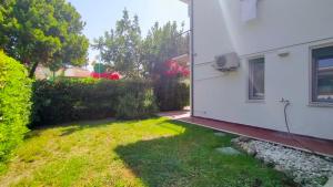 a view of a yard next to a white building at Appartamento trilocale cod 462 in Marcelli